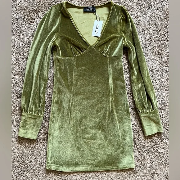 green emerald velvet dress CIDER Velvet Dress Fall Wedding Guest Dresses for Women Long Belll Sleeve  Cowl Neck Midi Cocktail Formal Dresses Trendy Green at Amazon Women's  Clothing store
